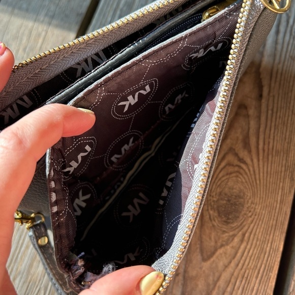 Micheal Kors grey wristlet  / wallet - Picture 7 of 7